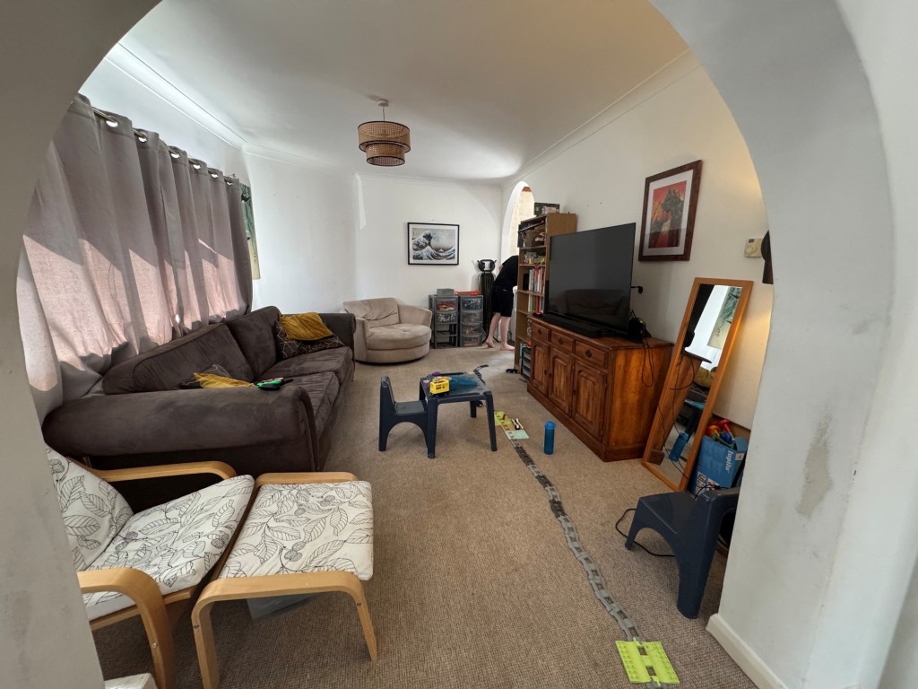 Lot: 193 - COMMERCIAL AND RESIDENTIAL INVESTMENT - Flat - Living room area